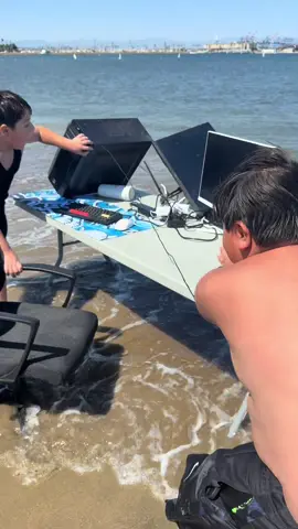 When your squad says to hop on but you’re on vacation #jet2holidays #gaming #beachday 