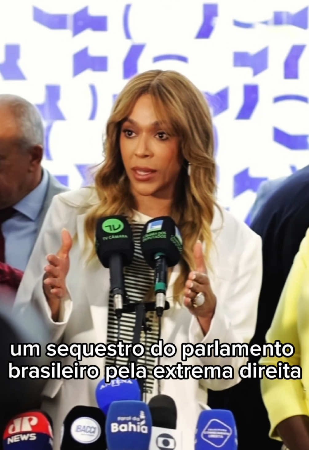 🚨 Parlamentares bolsonaristas sequestraram as mesas da presidência da Câmara e do Senado. Eles dizem que só vão sair, e nos deixar votar propostas como o FIM do Imposto de Renda pra quem ganha até R$ 5.000, se Bolsonaro for anistiado. Sim, estão fazendo o Congresso de refém. Mas nós não aceitaremos essa chantagem e não aceitaremos essa tentativa golpista ridícula. Eles já tentaram um golpe de estado, já tentaram ocupar as ruas e já tentaram ameaçar o emprego e as famílias do Brasil, por meio do tarifaço de Eduardo Bolsonaro e Trump. E, todas as vezes, eles falharam. Agora, ameaçam o salário do povo brasileiro e o andamento do Congresso. E falharão novamente. Pois esta é a casa do povo. A casa de um povo que quer um país mais justo, um país mais próspero e um país mais digno para todas as pessoas.  Não a anistia pra golpistas. E esta também não é a casa da família Bolsonaro, onde o inelegível cumpre sua merecida prisão domiciliar.