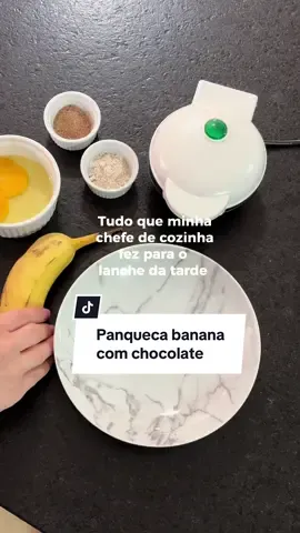Eu estou obcecada em fazer essa receita de panqueca de banana na máquina de waffle 🧇  Ingredientes: - 1 banana - 1 ovo  - 1 colher de sopa de psylium - 1 colher de sopa de farinha de aveia  - Chocolate 70% ou outro de sua preferência, também gosto com geleia 