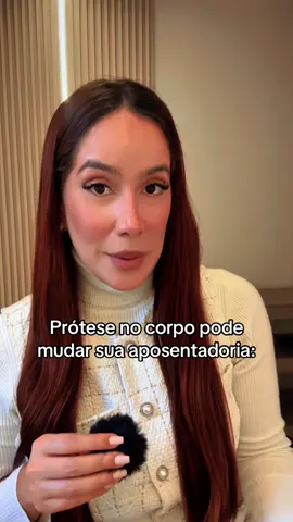 Você tem prótese, pino ou placa no corpo? Então me escuta: isso pode ser a chave pra você se aposentar mais cedo e com um valor bem maior. E não, eu não tô falando de aposentadoria por invalidez. Tô falando da aposentadoria da Pessoa com Deficiência (PCD). 📌 Essa aposentadoria não exige que você esteja “incapaz”. O que conta são as limitações que você enfrenta no dia a dia: tem dificuldade pra subir escada? andar longas distâncias? carregar peso? ou sente dor ou limitação em tarefas simples? Então você pode ter direito. 💥 E o que isso muda? ➡️ Pode se aposentar com menos tempo ➡️ Pode receber um valor melhor ➡️ Pode escolher a melhor regra: por idade ou por tempo E o INSS avisa isso pra você? Claro que não. 📊 É por isso que um bom planejamento muda tudo. Já atendi vários clientes que nem sabiam que a prótese ou o pino que usavam dava direito a aposentadoria mais vantajosa. Se você tem dúvidas, me chama aqui. Ou comenta PCD que eu te mando mais informações.  