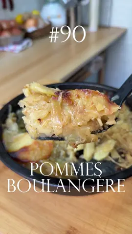 100 formas de hacer papas - #90 Pommes Boulangère Hoy hacemos la última antes de entrar a las 10 recetas finales: pommes boulangère. Una receta francesa que le da una vuelta de tuerca al típico mil hojas y que en lugar de llevar crema y queso combina láminas finas de papa con cebolla caramelizada y caldo de carne. Es como un milhojas a base de caldo y cebollas: tierno, sabroso y con bordes crocante por arriba. Se cocina al horno, despacito, para que la papa absorba todo el sabor. Ideal como guarnición o hasta plato principal si te ponés creativo. Lo hacen y me cuentan! PREPARACIÓN 1) Lo primero, vamos a necesitar un buen caldo. Yo hice el mío a partir de verduras y rabo de vaca, pero puede ser con huesos o la carne que quieras. Idealmente que tenga algo de hueso y aporte colágeno, aunque un caldo de verduras también va a funcionar. Yo lo cociné unas dos horas desde agua fría. 2) Hecho el caldo, toca la cebolla caramelizada. No hay mucha ciencia: cebolla (usé 1.5 kgs aprox), condimentada con sal, pimienta y laurel y cocinada en manteca y aceite a fuego bajo por bastante tiempo, una hora mínimo. Hasta que cambie el color y te quede doradita como se ve en el video. Te va a llevar un buen rato, pero las haces en cantidad y la guardás en la heladera. 3) Por último, armar el milhojas. Cortar papas en láminas finas, salpimentar, y en una fuente para horno colocar capa de papa, capa de cebolla y un buen chorro de caldo, hasta que casi tape la capa de papa. Así vamos repitiendo: papa, cebolla y caldo hasta llegar a la parte de arriba. Última capa de papa, más caldo y cubitos de manteca. Se cocina por 40 minutos con papel aluminio en horno medio, quitás el aluminio y asegurate que las papas estén tiernas, y otros 30 minutos a fuego fuerte hasta que dore la capa de arriba. Servis como guarnición acompañando una carne, o con unos huevitos como plato principal y a disfrutar! #fyp #food #asmrfood #Recipe #100formasdehacerpapas #papas #pommedeterre 