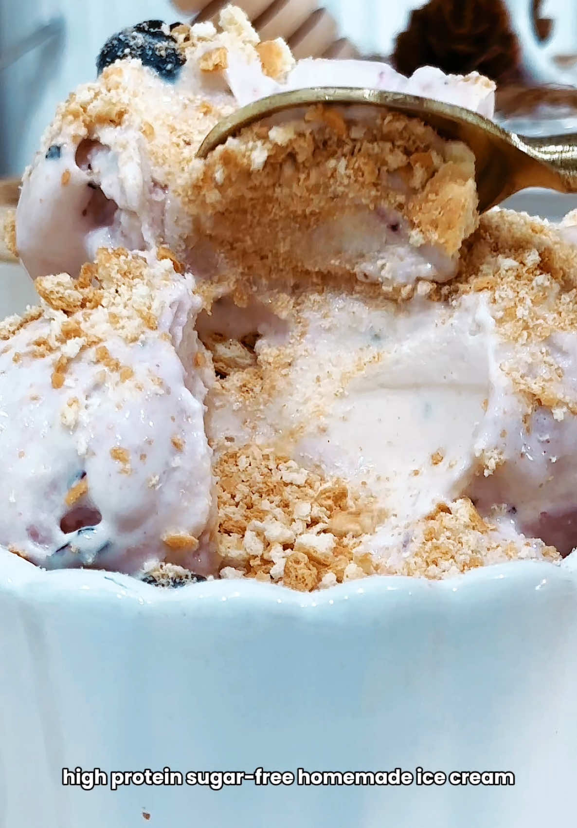 (🇺🇸English👇🏽) Seguimos creando sabores deliciosos de helados y esta vez con un helado de cheesecake con arándanos..!! Preparé este helado usando el kéfir original y el queso de @Lifeway Kefir ser deliciosos, están llenos de beneficios: ✔️ Tienen probióticos (buenísimos para la digestión) ✔️ Son altos en proteína ✔️ Son hasta 99% libres de lactosa ✔️ Y no tienen azúcar añadida Yo los uso casi a diario en mi cocina y esta vez los convertí en un helado estilo blueberry cheesecake que fue un éxito total con mi familia!! Ahora si, aquí la receta: 🔅Ingredientes: - 1 ¼ taza de kéfir original + ½ taza de queso Farmer, ambos de @lifewaykefir  - ¼ taza de proteína de vainilla (puedes sustituir por leche en polvo). - 1 cda de mezcla para pudín en polvo sin azúcar sabor vainilla. - 1 cdta de esencia de vainilla. - 5 galletas trituradas. - Endulzante al gusto. Topping: 5 galletas adicionales + arándanos. 🔅Preparación: En un procesador de alimentos o licuadora, mezclar bien todos los ingredientes (a excepción del topping). Luego colocar en el contenedor especial de la Ninja Swirl by Creami y congelar por 24 horas. Una vez transcurrido el tiempo, sacar del congelador y procesar en “soft serve” y luego “ice cream”. Al terminar agregar los topping y procesar en la opción “mix-in” y servir. Listo Disfruta💪🏼💪🏼 🔻🔻🔻🔻🔻🔻🔻🔻🔻🔻🔻🔻🔻🔻🔻🔻🔻🔻 🇺🇸 I continue creating delicious ice cream flavors and this time with a blueberry cheesecake ice cream..!! I prepared it, using the original kefir and cheese from @lifewaykefir I love that they are loaded with probiotics that help with digestion, they are high in protein, low in sodium, and what I like most is that they are lactose intolerance friendly. 🔅Ingredients: - 1 ¼ cup of original Lifeway Kefir + ½ cup of Lifeway Farmer Cheese, both from @lifewaykefir - ¼ cup of vanilla protein powder (you can substitute for powdered milk) - 1 tbsp of sugar-free vanilla pudding mix - 1 tsp vanilla essence. - Sweetener taste. - 5 cookies. Topping: cookies + blueberries. 🔅Preparation: In a food processor or a blender, mix all ingredients well. Then, place in the Ninja Swirl by Creami container and freeze for 24 hours. After 24 hours, blend in the Ninja Creami, using 