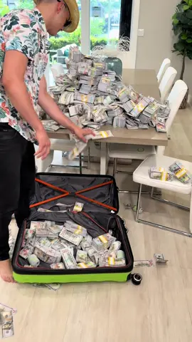 I try to be careful 🤫💸 #ManifestMoney   #ThinkBig   #DreamLife   #SpeakItIntoExistence   #HustleHard   #MindsetIsEverything   #RichMindset  