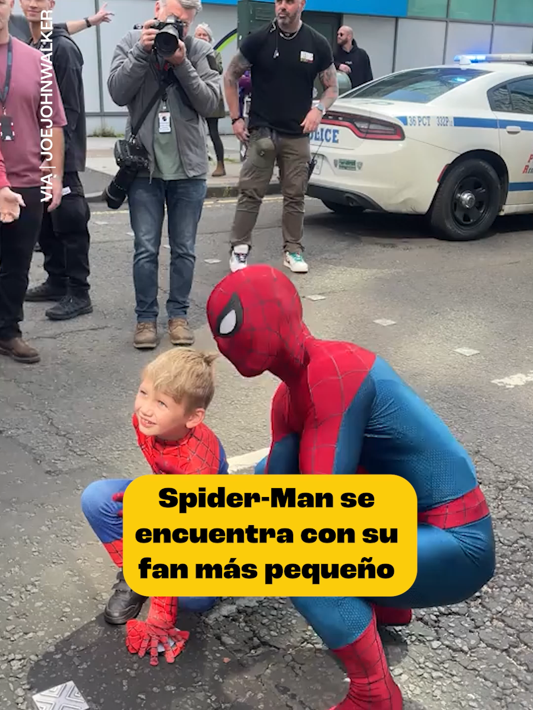 Este pequeño fan nos representa. 😭 El buen vecino, Spider-Man, en las grabaciones de 'Spider-Man: Brand New Day'. 🕷️ CC: JOEJHONWALKER #spiderman #tomhollandspiderman #brandnewday