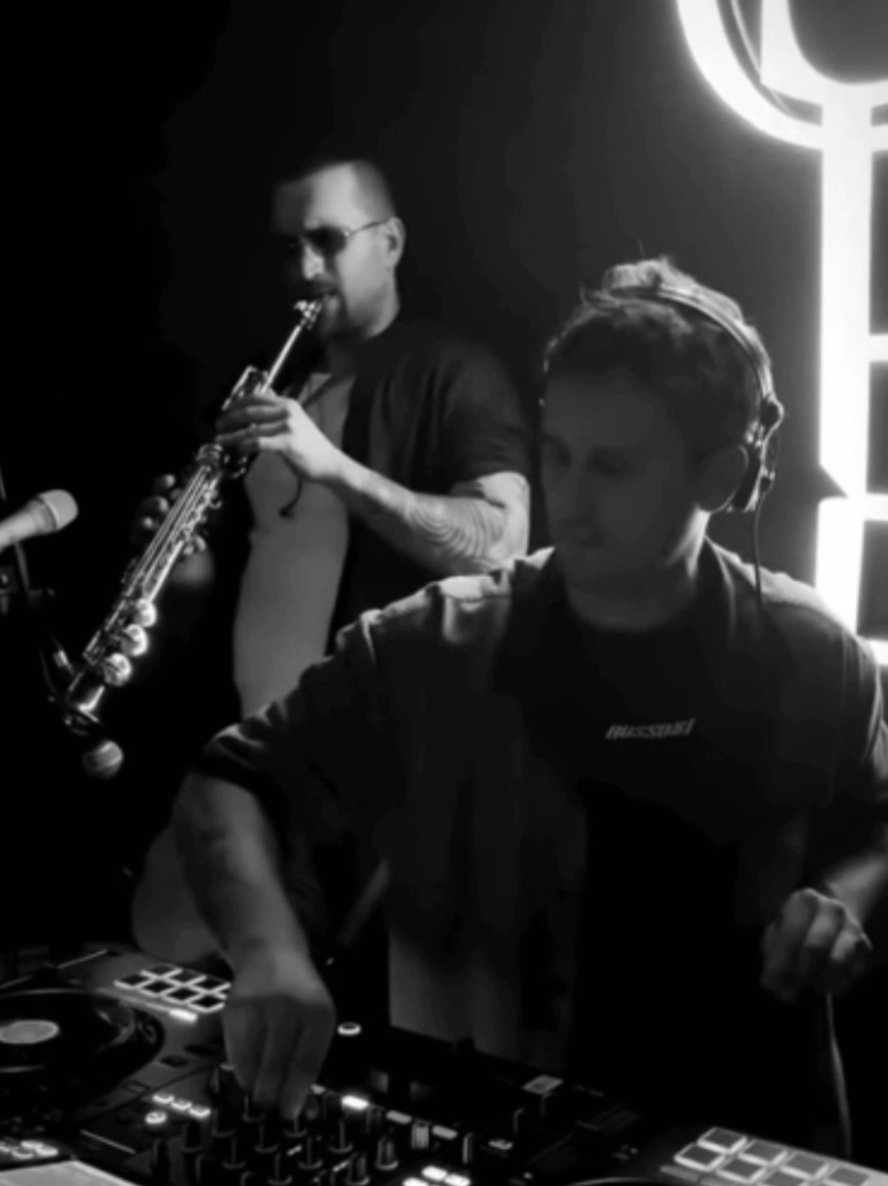 Improvisando, conectando y fluyendo 🤙🏼💥 Cuando el beat se alinea con la energía del momento, todo se transforma. Dj set, djembé y sax en vivo... #tbt en @salt scl ✨🎷🎧🪘 #YeyoGupa #LiveSet #Improvisación #BeatEnVivo  #SaxVibes #djembe #santiagodechile 