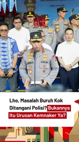 1.500 buruh korban PHK akhirnya bisa kerja lagi… dan yang bantu? Bukan Kemnaker, tapi Polri. Lewat yang namanya Desk Ketenagakerjaan, Polri jadi jembatan antara buruh dan pengusaha. Bukan buat nangkep, tapi buat mediasi. Biar konflik buruh nggak mandek di meja birokrasi. Gerak cepat ini jadi angin segar — tapi tetap harus dikawal, supaya berpihak pada buruh, bukan cuma industri. 📢 *Menurut kamu, langkah ini layak diapresiasi? Atau masih ada yang kurang?* #buruhurban #fyp #viralvideo #DeskKetenagakerjaanPolri #buruhindonesia #PHK