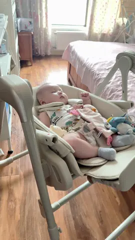 Ghế ăn này tiện nhể, ăn xong ngã lưng ngủ luôn🤣🤣 cơ mà hơi tràn ghế rồi cô chú ơi #nhaviaembebubam #nhavia2vach #chipbae #nhaviacoembe 