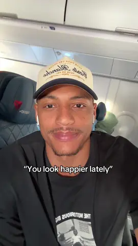 Every basketball player’s dream scenario…all because the flight attendant liked tattoo🙌🏽😁 #happy #basketball #pro #paris #flight #plane #trend #fyp 