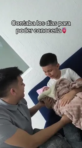 Por fin conociendo a su hermanita💖 👦🏻Reacción de Abraham🫂 #hermanomayor #bebe #conociendo #hermanos 
