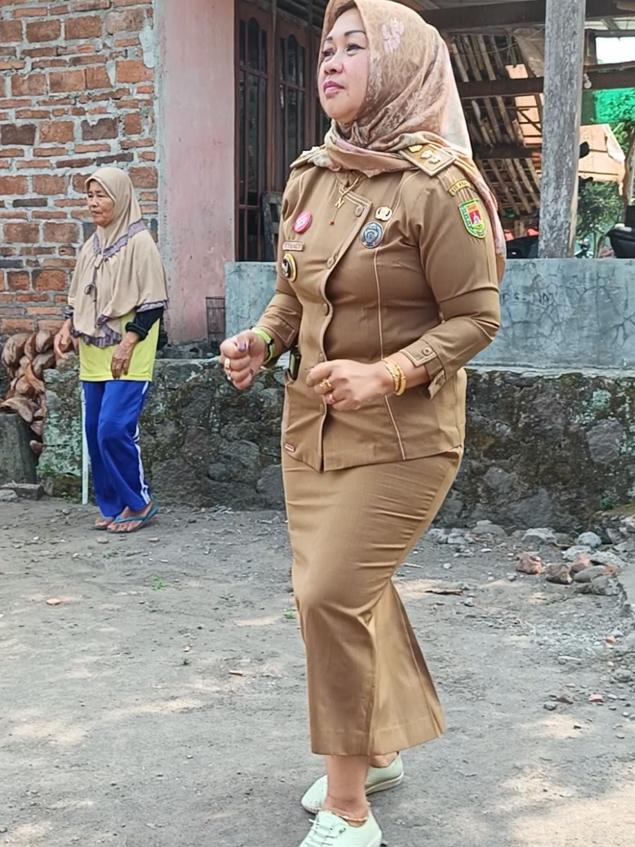 Sehat sehat Bu Lurah tercinta 😍 maaf warga yg  1 iseh  bandel 🤭#lurah #desaku  #senam 