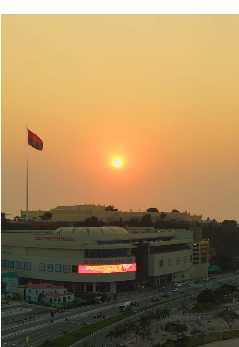 📍 “Angola Não Se Apaga” A Baía de Luanda resiste, silenciosa. Que o nosso povo também resista — não com ódio, mas com coragem de sonhar e lutar por um amanhã mais justo. 🌊🖤 #angola🇦🇴portugal🇵🇹brasil🇧🇷 #fyyy #foryou #fuy #fyy #fyyyyyyyyyyyyyyyy #angola🇦🇴 #cinematic #sunset #djiair3 @quitutesfilms 