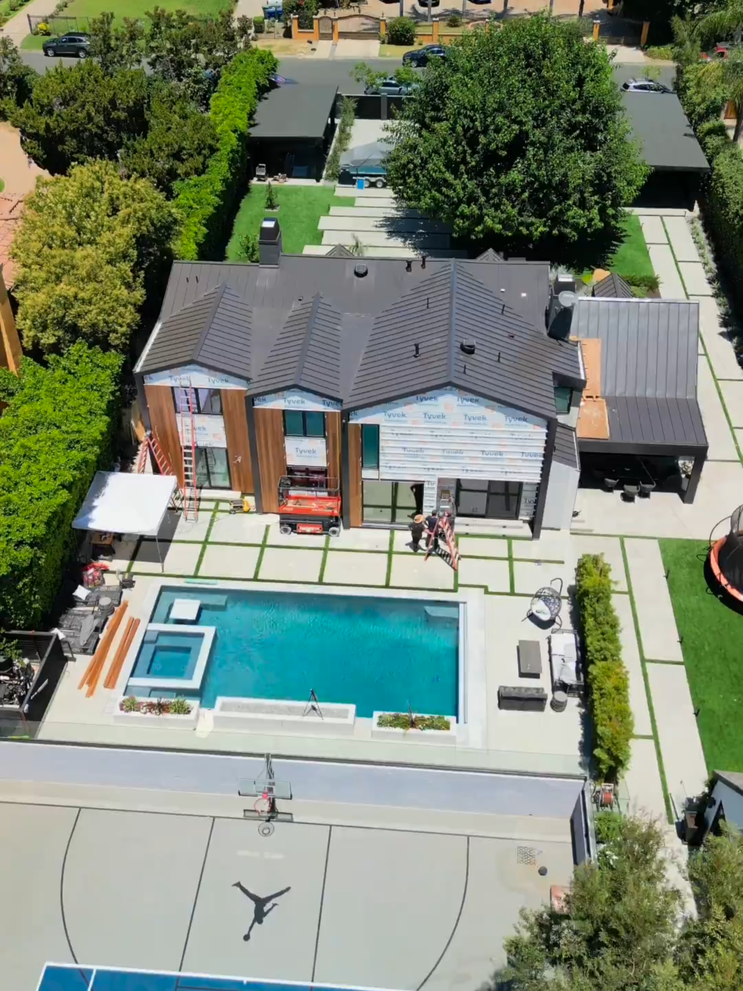 This beautiful pool is done just in time for summer! ☀️ • • • #tebuildersinc #summer #losangeles #construction #contractor #house #design #interiordesign #homedecor #constructionlife #builder #homerenovation #remodeling #generalcontractor #commercialconstruction #residentialconstruction #painting #drywall #framing #electrical #architecture #luxurylifestyle #customconstruction