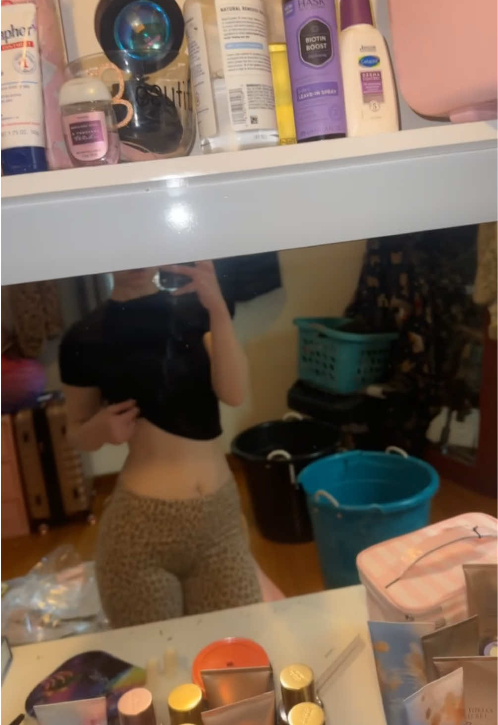 my lil collection of flare yoga pants 💕 just waiting on 2 more pairs  #shopaholic #shopping #victoriassecret #victoriassecrethaul #flarepants #yogapants #leggings #pinkfriday #vspink #leggings #OOTD 