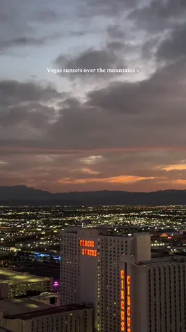😌 #vegas #sunset #mountains 
