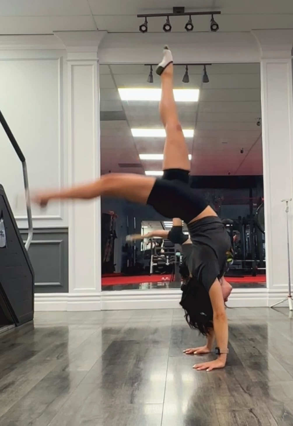 Backwalkover to a Handstand Hold. Press down to a plank 🙃🫶🏻 #acrobat #Calisthenics #handstandchallenge #AcroTraining #HandstandPractice 