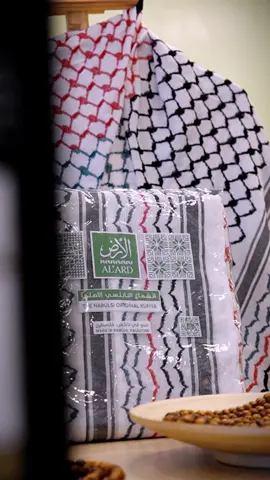 Original Alard Kufiya is produced by the workers in Nablus, Palestine in collaboration with Alard Palestinian Agri-Products  . . . Untuk pembelian boleh ke website atau di beg kuning kami.   #minyakzaitunalard #sabunminyakzaitun #minyakzaitun #SavingGoodPeopleFromBadOliveOil