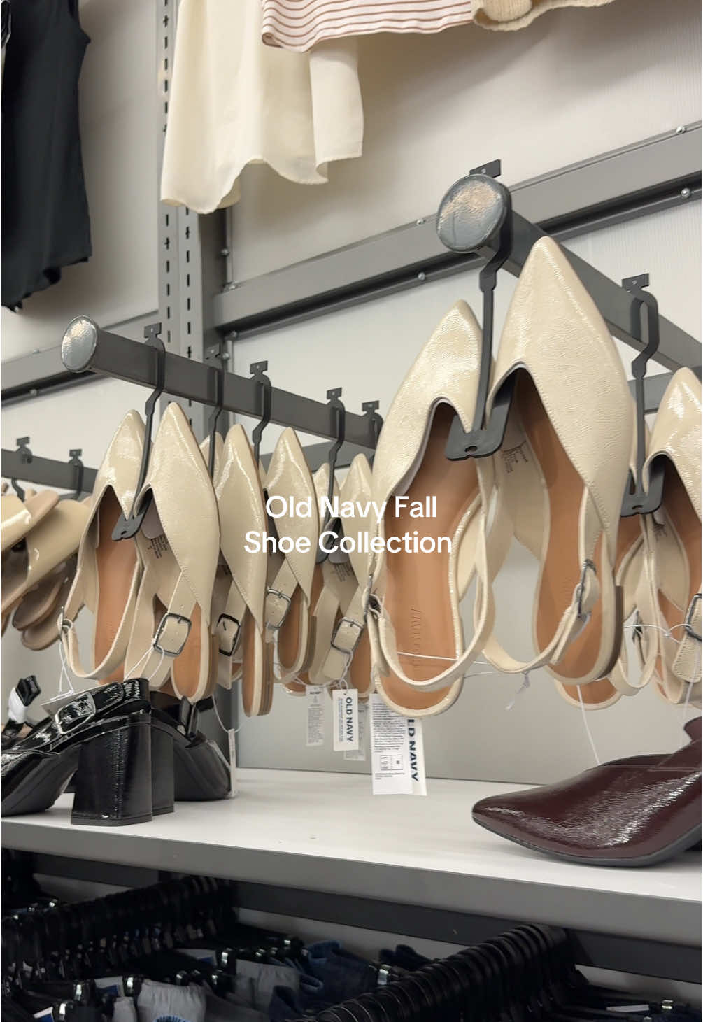 The pointed toe flats😍 feels like a perfect summer into fall transition shoe!!  #oldnavy #fallshoes #flats #outfitinspo 