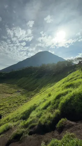 Sabana gunung kembang 5 Agustus cerah #pendakigunung #pendaki #tektok #jateng #sunrise #cinematic #rahasiahati #xyzbca #tiktok 