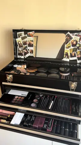 DIY makeup toolbox transformation!!! #DIY #toolbox #minimalist #makeuphacks #smallspaces 