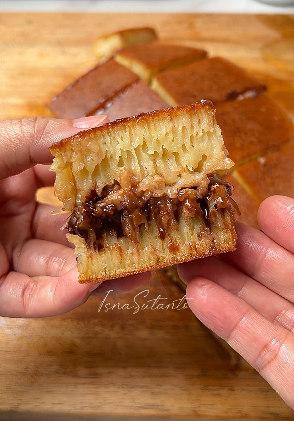 Bikin martabak manis request nya Ade, alhamdulillah berhasil😍 -180 gr tepung terigu pro sedang -3 sdm gula pasir -1/2 sdt garam -220 ml air  -1 butir telur ayam -1/2 sdt vanila ekstrak -2 sdm air -1/4 sdt baking powder double acting -1/4 sdt soda kue - Butter untuk olesan  - keju cheddar dan meses - kental manis 📌Note : •Saya pakai wajan ukuran 24cm •Panaskan wajan dengan api sedang. Pastikan wajan sudah benar2 panas saat adonan dimasukkan. •Saat adonan sudah masuk kecilkan api sedikit (jangan terlalu kecil yaa) agar keluar lubang2 di permukaannya dan tidak gosong. •Oles martabak dengan Butter/margarin agar empuk dan lembut  #martabakmanis #terangbulan #martabakcoklatkeju #resepraktis #dapurisna 