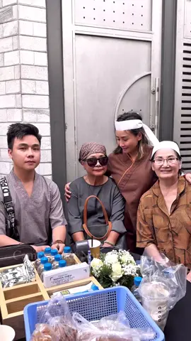 Ns Tú Trinh đến viếng chia tay bạn thân Bà Huỳnh Ngọc Hạnh , Nguyên Giám Đốc Trung Tâm Băng Nhạc Lạc Hồng chia buồn DV Maika , Cs Hồ Khắc Tùng #cameravietnam #casihokhactung #nghesitutrinh #cshokhactung #hokhactung 