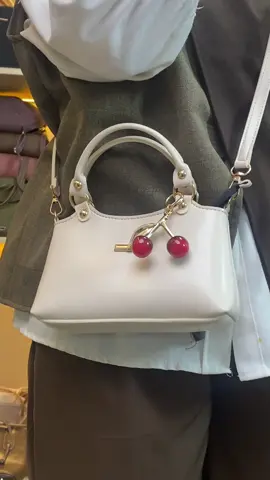 Baru lagi? Buruan checkout sebelum kehabisan🤩‼️🍒 #taselegant  #handbag #slingbag #tasmurah 