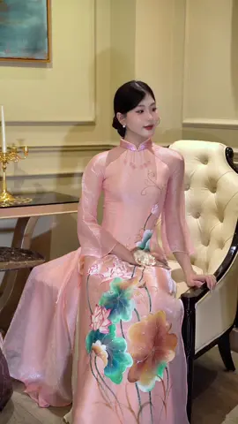 🌸 Nữ tính được nâng niu trong từng đường kim mũi chỉ Tựa đóa sen sớm mai – thanh thoát, thuần khiết, chẳng cần phô trương. ✨ Áo dài lụa 4 tà tay lửng – nhẹ nhàng, kiêu sa. 🎨 Họa tiết sen thủy mặc – tôn lên vẻ đẹp dịu dàng, sâu lắng. 💗 Mặc vào thấy mình… nữ tính hơn – duyên dáng hơn – là chính mình hơn. #AoDaiFatraly #Fatraly #AoDaiCaoCap #AoDaiTrang #AoDaiLanhLung #TiktokViral #XuHuongTiktok  