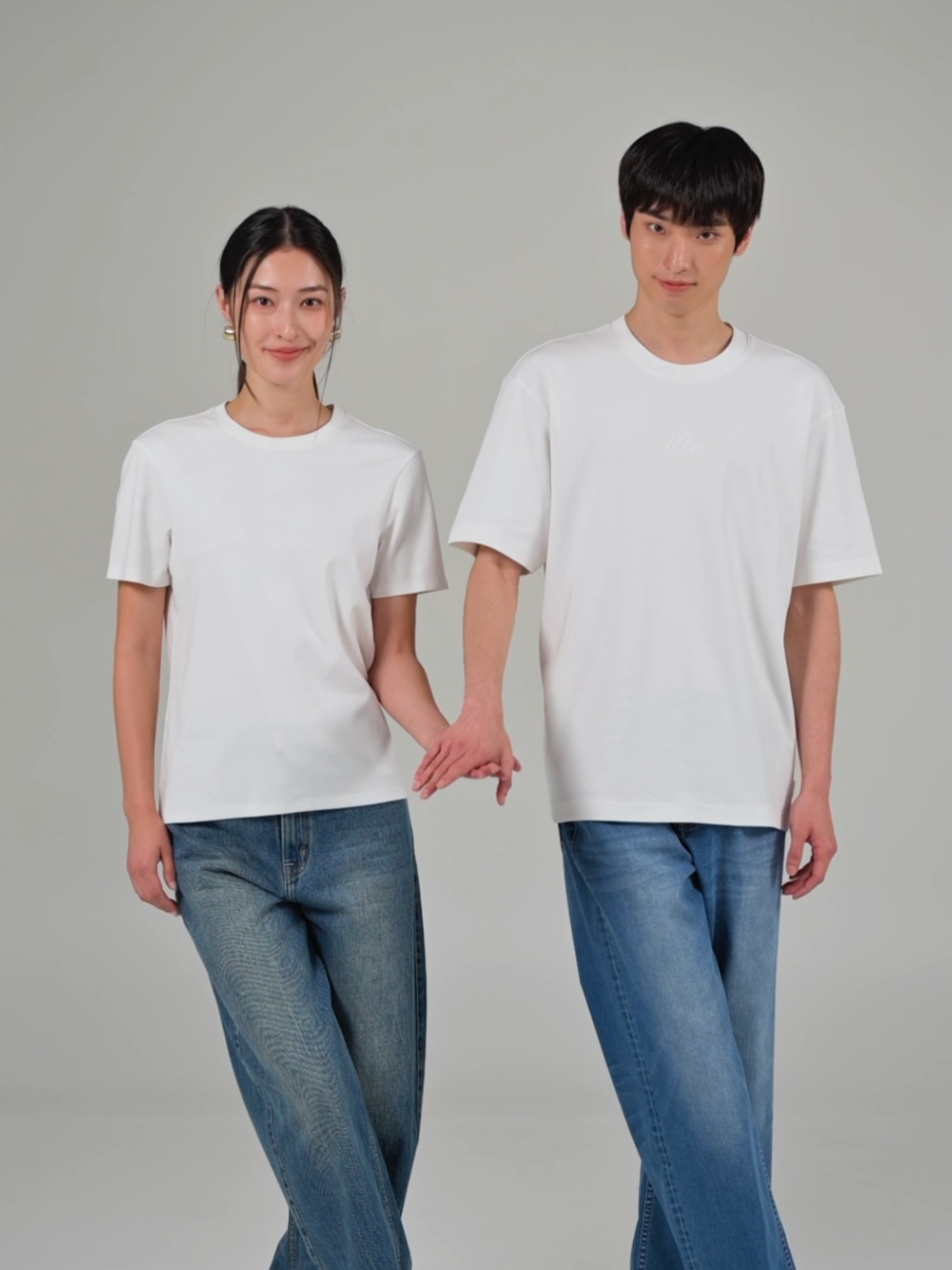 ‘Mc Premium Basic เรียบง่าย แต่รู้สึกถึงความพรีเมี่ยมตั้งแต่ครั้งแรกที่สวมใส่’ ผลิตจากผ้าไซโร (Siro) เนื้อผ้าแน่น สัมผัสนุ่มลื่น น้ำหนักเบา ใส่สบายตลอดวัน อยู่ทรงทุกครั้งที่สวมใส่ พร้อมโทนสีคลาสสิก แมทช์ง่ายในทุกลุค #McJEANS #PremiumBasic #OOTD #GRWM