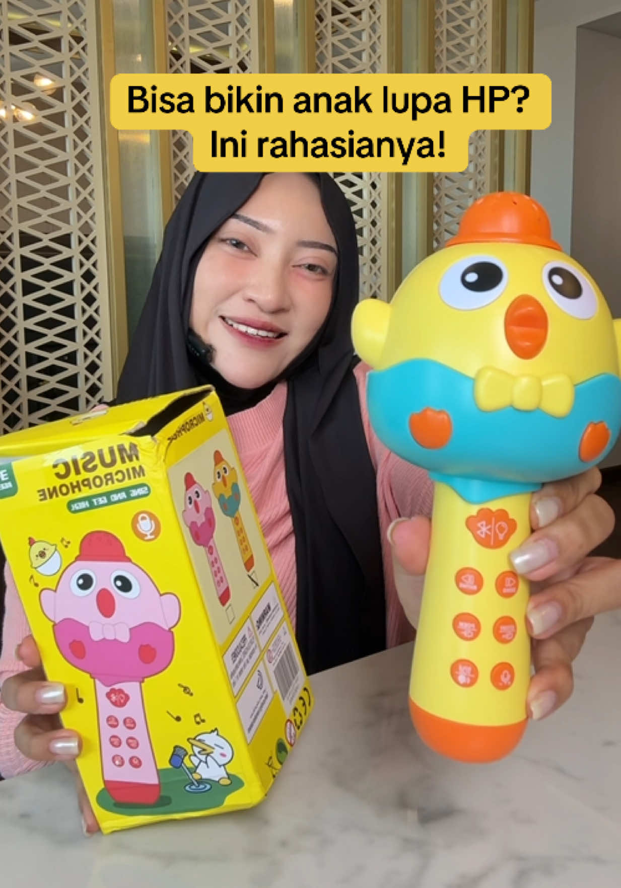 Mau anak gak nempel terus sama HP? Mainan ini jawabannya! Mikrofon pintar ini gak cuma bisa buat nyanyi, tapi juga: ✅ Isi lagu anak-anak ✅ Isi dongeng edukatif & islami ✅ Isi puisi lucu & menyentuh ✅ Bisa connect ke Bluetooth, jadi bisa muter lagu dari HP! ✅ Suara bisa diubah-ubah (efek lucu, robot, dll) ✅ Baterai isi ulang, jadi gak boros baterai ✅ Ada lampu warna-warni, bikin anak makin semangat perform. . #micanak #mainanedukasi #gajiansale #promoguncang88 