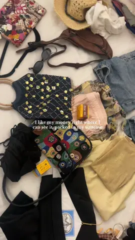 I like my money right where I can see it 😇 #carriebradshaw #satc #shopaholic #OOTD #fashiontok 