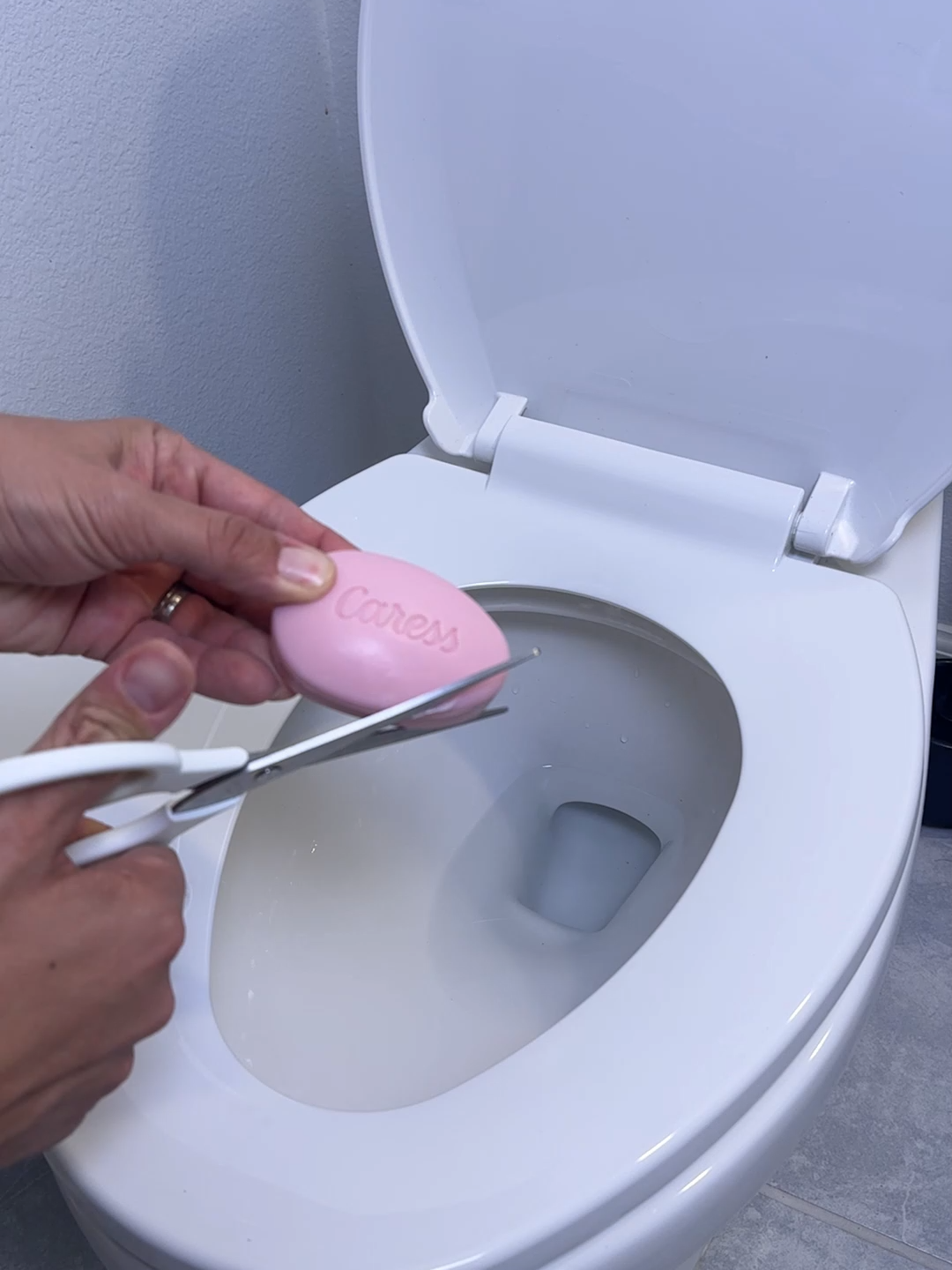 This soap hack keeps your bathroom smelling amazing 24/7! #toilet #lifehacks #homehacks