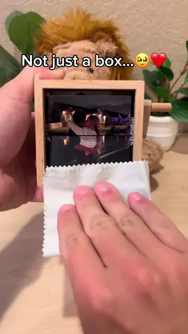 A personalized photo box with a hand crank, soft light, and your favorite memories. Perfect gift for her, your partner or someone you’ll never forget📸🥹 #memorybox #customgift #cute #couple #girlfriend 