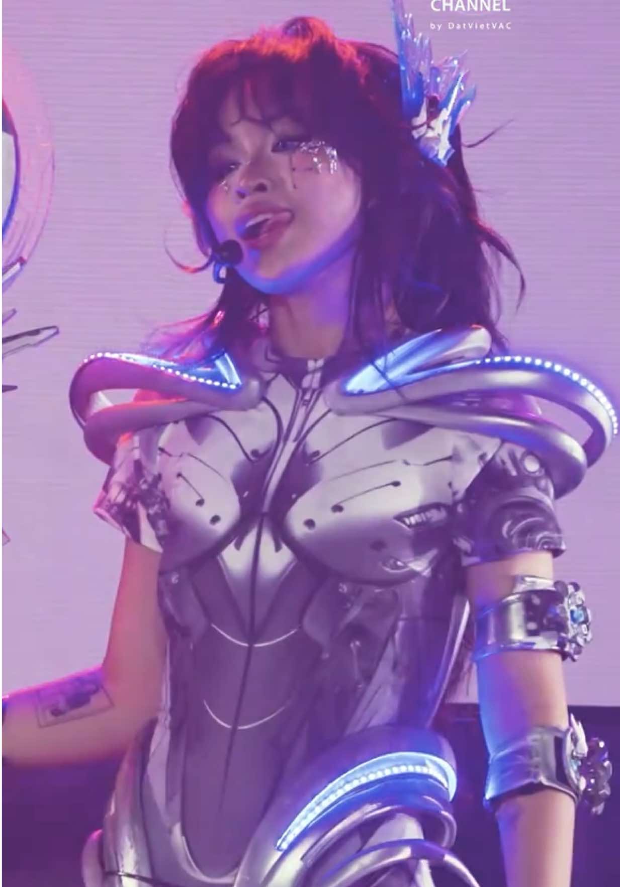 52 on stage với tinh thần chiến binh thét ra lửa sẵn sàng thiêu đốt mọi giác quan #EmXinhSayHi #EmXinh #EXSH #VieON #VieChannel #DatVietVAC #TikTokGiaiTri #52HZ