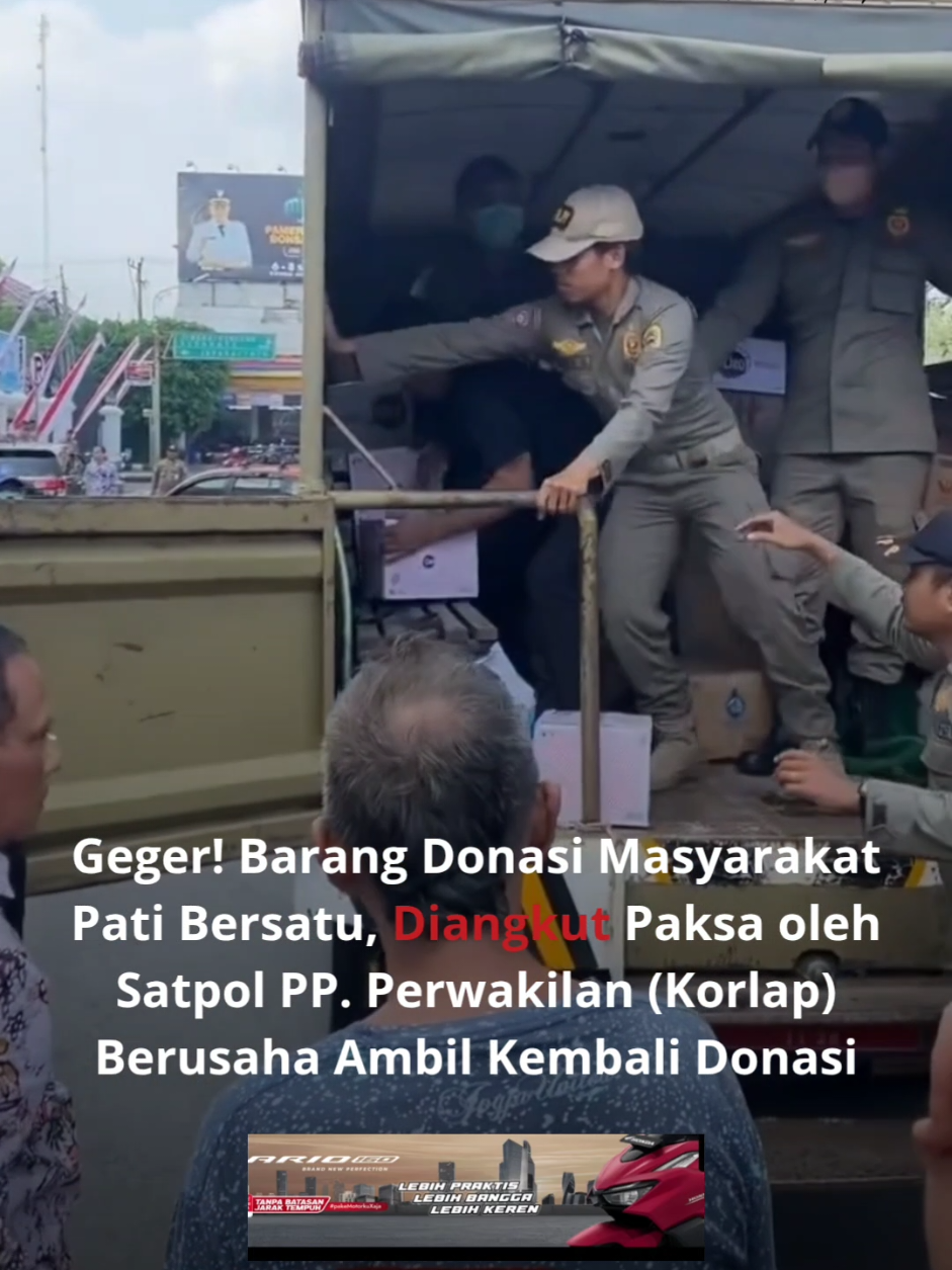 Suasana Memanas! Satpol PP Pati membawa hasil donasi yang dikumpulkan massa. Meskipun demikian, massa kesal dan menduduki truk Satpol PP. Massa juga berusaha merebut kembali barang-barang hasil donasi. Mereka pun sempat melempar kardus ke jalan. Perwakilan koordinator lapangan (korla0) akhirnya terlibat adu mulut dengan petugas dan terlihat Plt Sekda Pati, Riyoso. Karena suasana semakin memanas, petugas kemudian menarik Riyoso kembali ke kantor Bupati Pati. Koordinator aksi, Supriyono, mengaku kecewa dengan Pemerintah Kabupaten Pati karena menertibkan dan menyita donasi yang telah dikumpulkan massa sejak 1 Agustus 2025. Menurutnya massa telah memberi tahu surat pemberitahuan tentang kegiatan tersebut kepada kepolisian dan Bupati Pati. Selasa siang (05/08/2025) #Repost @patisakpore #satpolpppati #demopbbpati #pbbp2pati #viralpati #beritapati #trendingtopic#viral #fyp #palembang #infopalembang #viralpalembang #sumeks #sumeksco 