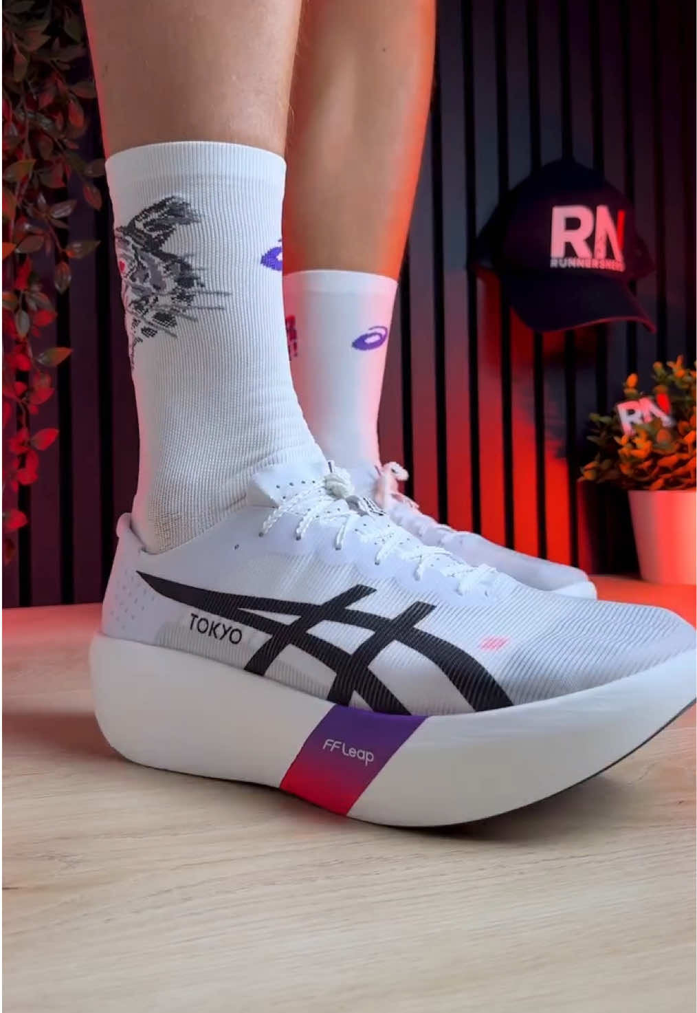 From RUNNERS NERD Metaspeed Ray - Featherweight Weight: 129g (4.5oz) Stack: 34.5/39.5 Drop: 5mm Midsole: FF LEAP/FF TURBO Plate: 3/4-length, carbon Upper: Matryx Outsole: Asicsgrip Category: half to marathon race day Release date: August 1 Price : 300$