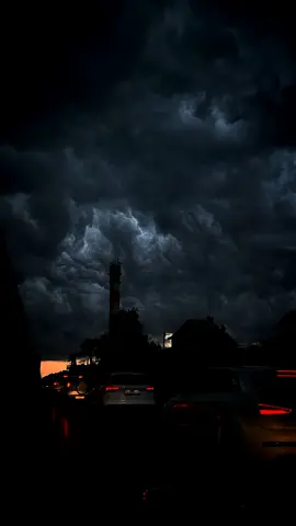 رسالة اليوم 🤲 بضغطة زر واحدة، يمكن لصوت القرآن أن يعبر الحدود ويلامس قلوب الملايين حول العالم. إن نشر مقطع فيديو لتلاوة القرآن ليس مجرد مشاركة رقمية، بل هو جسر يربط بين الثقافات، وينشر رسالة السلام والهداية لكل من يبحث عنها.