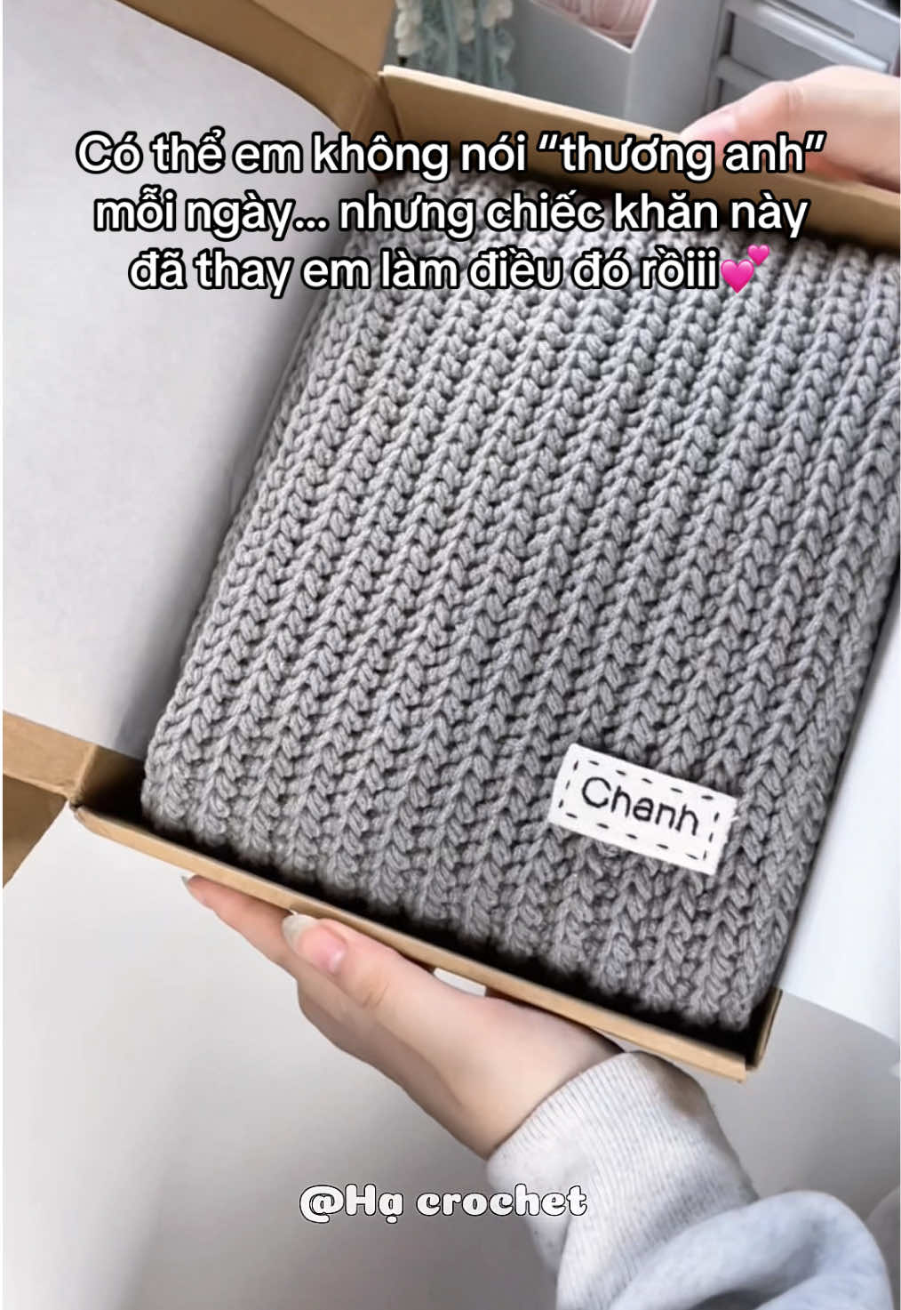 Khăn móc bằng len nhưng gói bằng thương🤍 #khanlen #handmade #quatang #muadong #crochet 