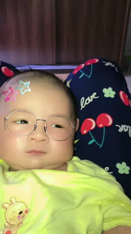 06/08/2025,Minh Khôi(Ken)  22 ngày tuổi. Bé út đáng iu của mẹ💖💖💖Đừng sợ con bám mẹ… vì con chỉ bé một lần trong đời! Nhiều người bảo: “Bế nhiều, ôm nhiều sẽ khiến con bám mẹ.” Nghe có vẻ hợp lý, nhưng bác Thành Sơn lại nghĩ khác. Nếu hôm nay không ôm con, thì mai này, dù mẹ có muốn bế, con cũng chẳng chịu nữa đâu. Ngày con chào đời, con chỉ cần mẹ. Không cần quần áo đẹp hay đồ chơi xịn, chỉ cần mẹ ôm vào lòng, vỗ về, và mang lại sự an toàn. Đó là những khoảnh khắc quan trọng nhất, nơi con cảm nhận rằng: “Mẹ luôn ở đây, thế giới này không đáng sợ.” Nhưng nếu mẹ sợ con bám, sợ ôm con nhiều, rồi tách con ra để con ngủ riêng, để con khóc mà không dỗ… thì sau này, con sẽ học cách xa mẹ. Lúc đó, dù mẹ có muốn con bám cũng không còn được nữa. Con bám mẹ không phải vì hư, mà vì con tin tưởng mẹ, vì mẹ là nơi an toàn duy nhất với con. Mẹ là cả thế giới của con. Rồi một ngày, con sẽ lớn lên. Những bàn tay bé xíu mẹ từng nắm giờ sẽ chạy tung tăng khắp nơi. Con sẽ thích bạn bè, thích thế giới riêng của mình hơn vòng tay mẹ.  Lúc đó, mẹ sẽ lại thèm được ôm, thèm được con gọi tên. Vậy nên, mẹ ơi, đừng tiếc những cái ôm, đừng tiếc những lần bế con vào lòng. Con chỉ bé một lần trong đời thôi, mẹ ạ. Hãy ôm, hãy yêu khi con vẫn còn cần mẹ, vì làm mẹ không phải gánh nặng, mà là phép màu.