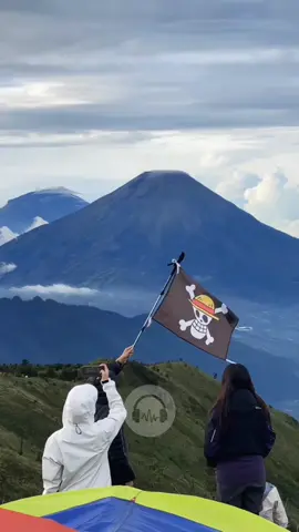 tiang masih berdiri, bendera makin tinggi, berkibar tiap pagi, dimakan matahari.. #feast #kamibelumtentu #onepiece #xyzbcafypシ #fypシ゚ #konser #musikindonesia 