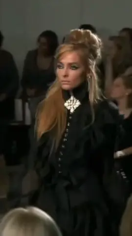 @snejanaonopka15 for #chanel Fall 2008 #fyp #mogging #newyork #versace #2000sfashioninspo #runwaywalk #highfashion #snejanaonopka🇺🇦 #looksmax #fashiontiktok #2000sfashion #uniquefashion 