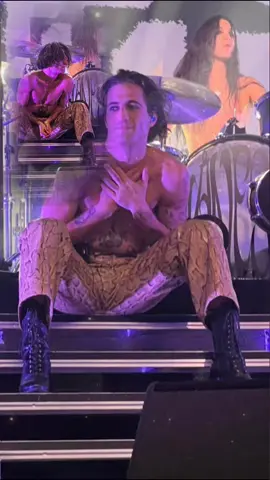 Just a few pics i found and turned them into an edit!! ❤ #picedit #myedit #damianoedit #damianodavidedit #throwbackedit #frontman #maneskin #ethantorchio 