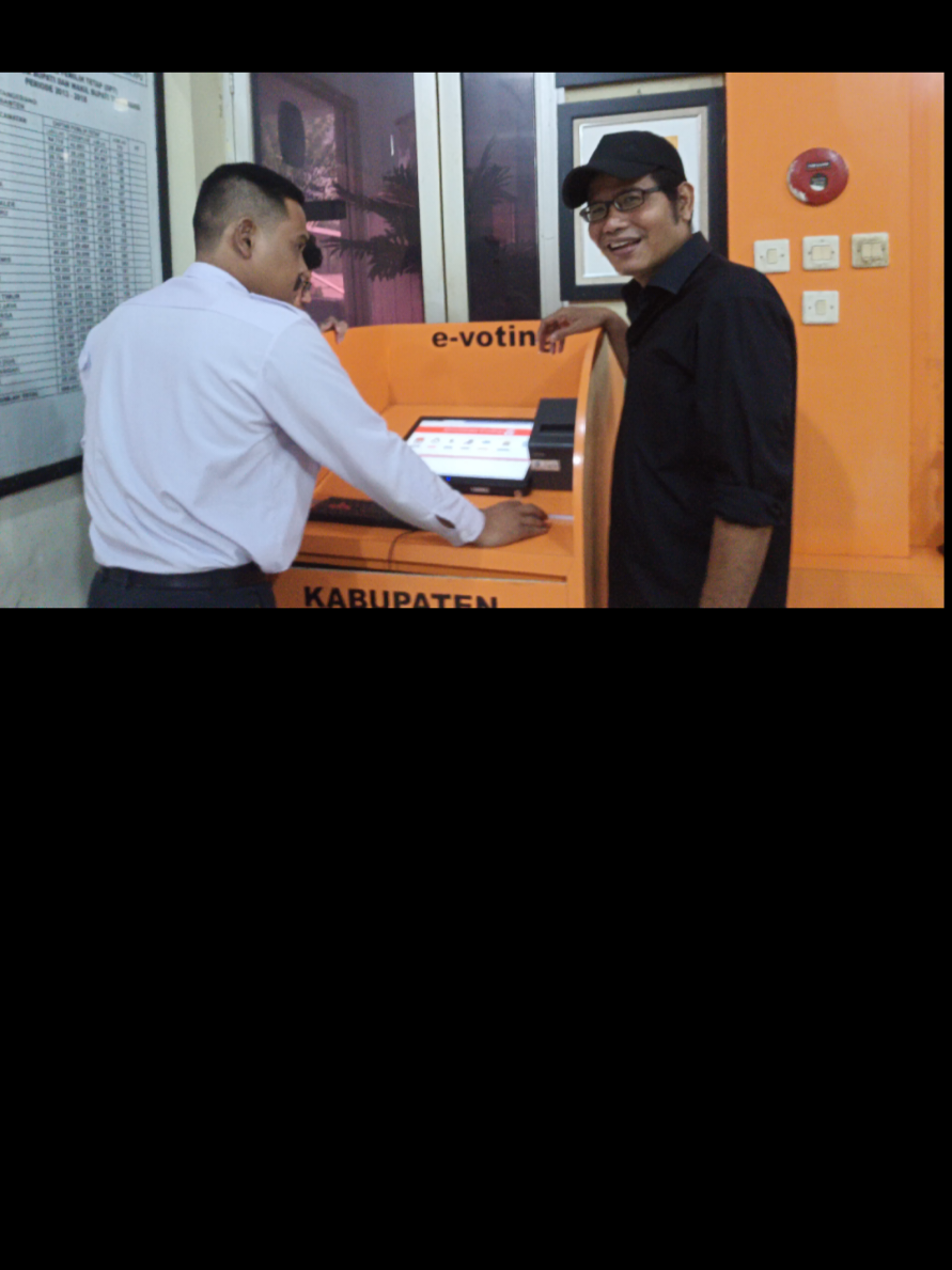 Kemendagri pastikan Pilkades 2027 pakai e-voting. Kertas suara tak lagi ada. Diganti layar digital. Pemilih tinggal tap atau klik kandidat yang disukai. Nanti muncul kertas hasil pilihan. Hasil penghitungan langsung muncul. Tak akan keliru. Bahkan Berita Acara langsung tercetak. EVoting lebih praktis dan efisien. KPU Kab Tangerang siap memfasilitasi siapapun yang ingin belajar eVotin. Alat ini bisa digunakan untuk pemilihan OSIS, BEM, dan Pemiihan Ketua OKP atau Ormas. #pilkades  #evoting 