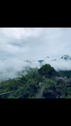 ကြာအင်းတောင်ကနေ လှမ်းမြင်ရသောဇွဲကပင်တောင်မြင်ကွင်းလေးပါ တိမ်လေးတွေဖုံးနေတယ်🍃⛰️အရမ်းအေးချမ်းရပါတယ်🍀#အရမ်းလှသောဘားအံ🤎 #တစ်ပုဒ်တော့fypပေါ်ရောက်ချင်တယ်🥰 