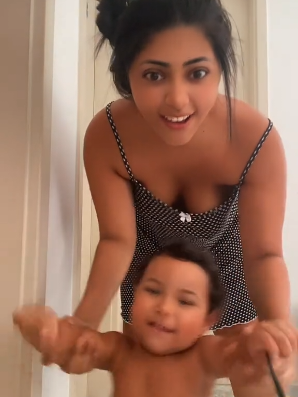 පුංචිත් එක්ක තමයි බබාලා  වැඩිපුරම දග #piumihansamali #piumi #slhot #srilankan_tik_tok #foryoupage #fypppppppppppp #fyp #100kviews #slmodels #models 