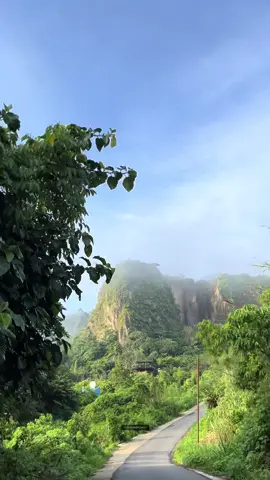 Morning vibe 🍃 . . . . . . . . . . . . . . . . #minang #sumbar #bukittinggi #musikminang #minangtiktok #bukittinggivlog #padangpanjang #bukittinggitiktok #marapisumbar #sunset #erupsimarapi #gunungmarapi #ngaraisianok #tabiangtakuruang #singgalang #sunset #takjil 