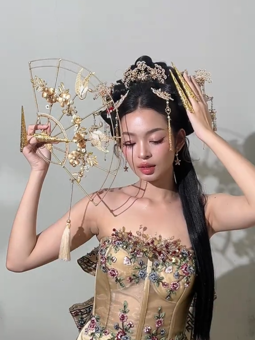 Glowing in cheongsam and douyin glam 😍✨ Qipao & Accessories by Carolzhang Collection Carolzhang Collection Chinese dress & Cheongsam Specialist (RENT) 📍Jakarta Barat ☎️0813-9800-9228 (WA) 👑Carolzhang Accessories @carolzhangaccessories Oriental Hairpiece Specialist (RENT) #sewacheongsamjakarta #rentcheongsam #rentqipao  #rentteapaidress #hairaccessories 