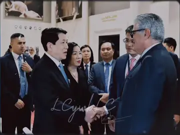 Ở hoạt động thăm bảo tàng Gamal Abdel Nasser, mình có chút tâm đắc về dòng lưu bút của bác Cường tại đây 💜  “Tôi rất xúc động khi được ngắm bức chân dung Chủ tịch Hồ Chí Minh - Anh hùng giải phóng dân tộc - Danh nhân văn hóa thế giới, do chính Người ký tặng Tổng thống Gamal Abdel Nasser, minh chứng sâu đậm về tình cảm giữa hai lãnh tụ; tình đoàn kết, hữu nghị giữa nhân dân hai nước Việt Nam - Ai Cập. Tôi tin rằng, những giá trị và tư tưởng của Tổng thống Gamal Abdel Nasser sẽ tiếp tục là ngọn đèn dẫn lối cho thế hệ mai sau, củng cố mối quan hệ hữu nghị và hiểu biết lẫn nhau giữa các quốc gia, trong đó có Việt Nam”. - Chủ tịch nước Lương Cường 