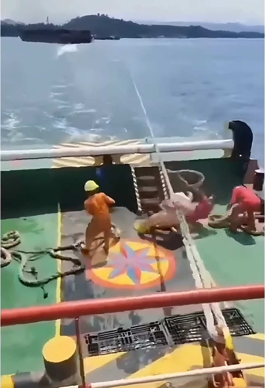 This Rope Can Snap Like a Bullet—And Kill You Instantly #DockLife #ShipSafety #MooringGoneWrong #RopeSnap #PortWorkerLife #CargoShipFails #MaritimeDanger #HeavyDutyWork #RopeTension #TikTokLearn