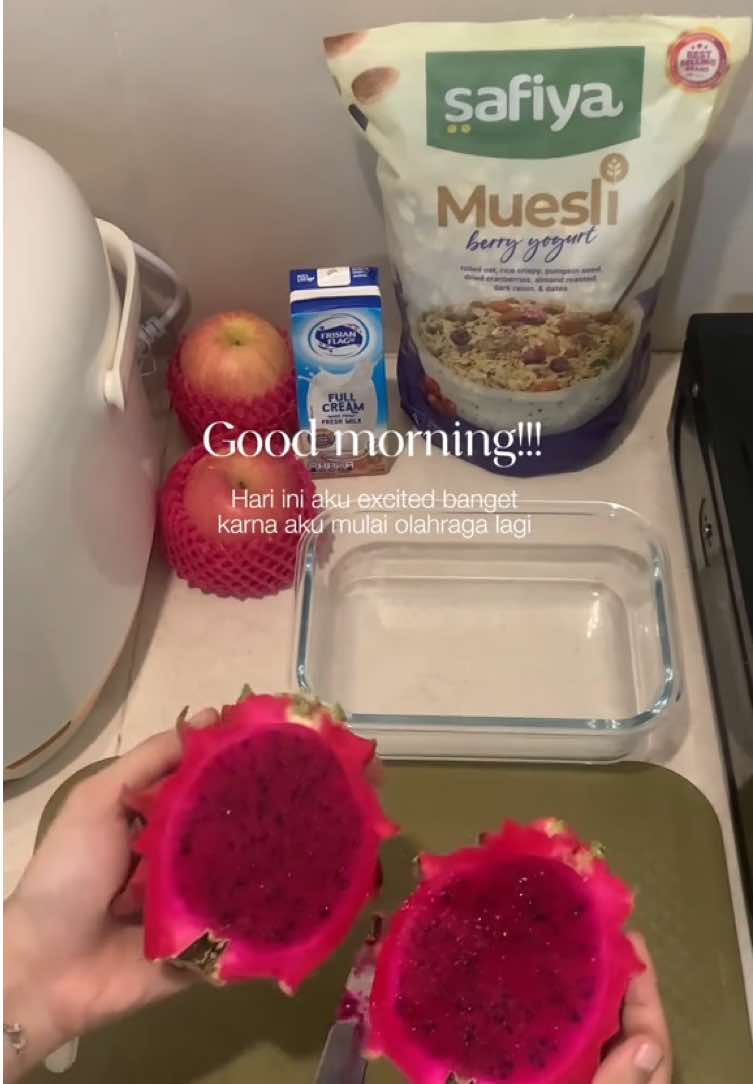 Persiapan workout hari ini. HAPPY BANGET!! #cooking #sereal #anakkost #fypシ゚ #DailyRoutine #bekalsimple #adayinmylife #foryou #bekalsehat #4u #fypviralシ #mueslisafiya #alkahfistr #workout #healthylifestyle #MuesliBerryYogurtSafiya 