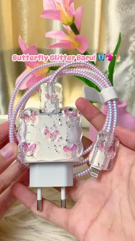 Kabel kamu masih polos? fix belum ketemu pelindung se-glow up ini 😭🦋 Butterfly glitter-nya gemes banget! Klik keranjang kuning sekarang sebelum kehabisan yaa 🛒💓 #pelindungcharger #cantik #butterfly #fyp #iphone #pinky 